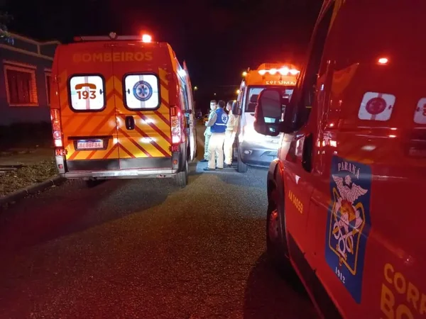 Ambulâncias do lado de fora de casa atendem padastro esfaqueado pela enteada, no Paraná. Ambos foram internados - Metrópoles