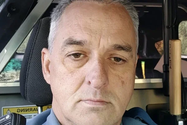 homem com roupa de policial nos estados unidos
