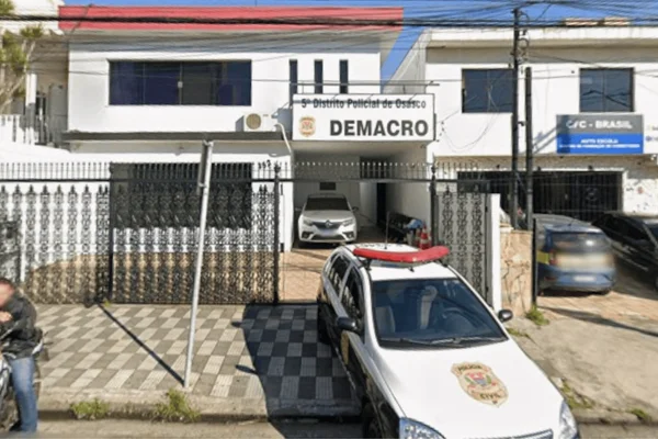 Imagem colorida da fachada do 5° Distrito Policial de Osasco, onde foi registrado o caso de roubo à farmácia - Metrópoles