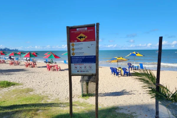 Imagem colorida, Placa de aviso sobre tubarões na Praia de Piedade- Metrópoles