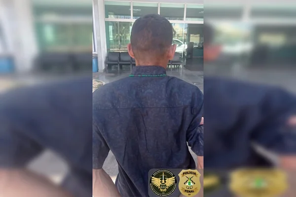 Homem de costas com as mãos para trás