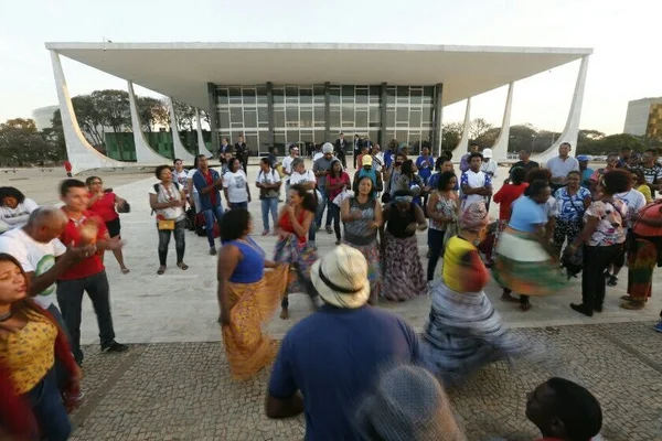 Imagem de quilombolas em frente ao prédio do Supremo Tribunal Federal, em Brasília