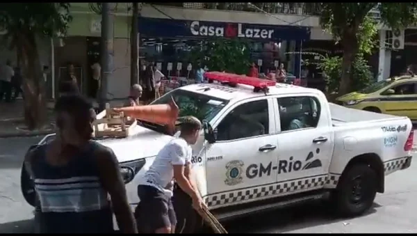 Vídeo: grupo hostiliza guardas municipais e depreda viatura no RJ