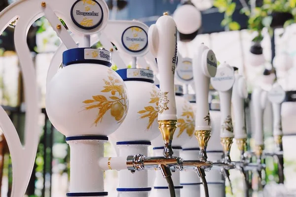Cerveja Hoegaarden abre seu primeiro bar no mundo: fica no Brasil