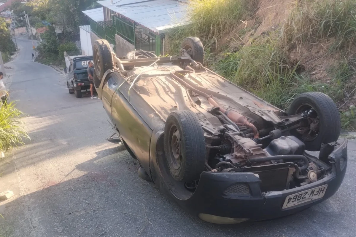 Mãe levando bebê de meses capota carro em ladeira de BH