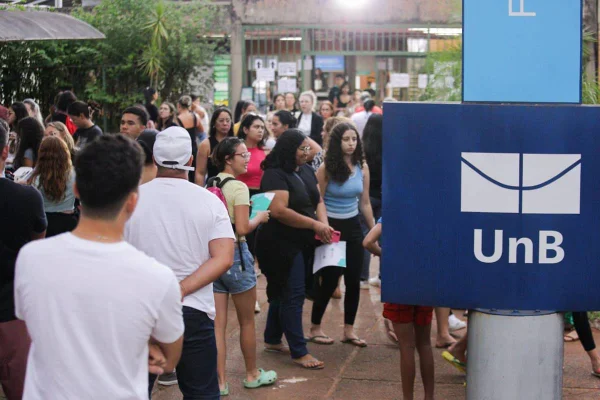 Imagem colorida de Estudantes fazem vestibular para a UnB