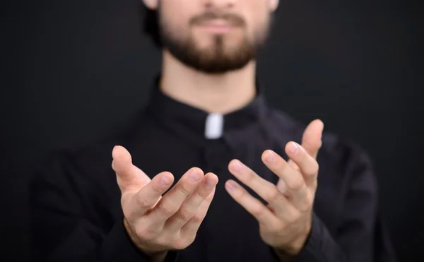 Padre de MT gera polêmica por postar foto com arma no WhatsApp