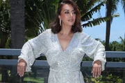 Cátia Fonseca faz pose com um vestido brilhante