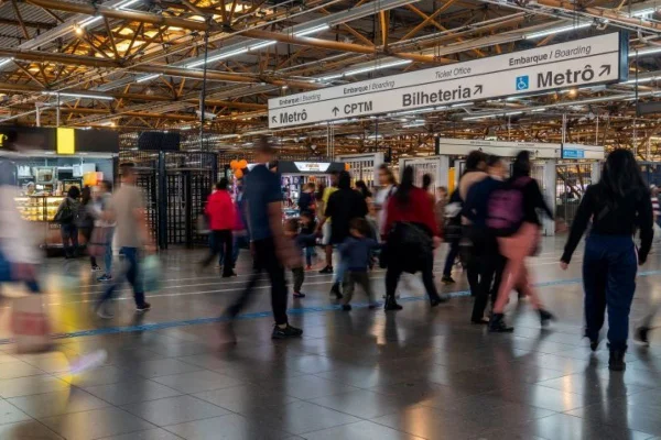 Imagem colorida mostra pessoas andando pela estação Tatuapé do Metrô de São Paulo - Metrópoles
