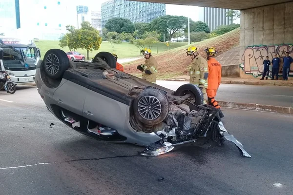 DF: carro capota na Asa Sul e fica com as rodas para cima. Vídeo