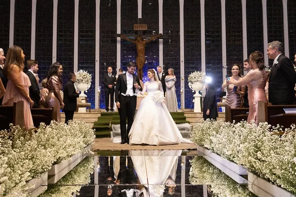 Caroline Anjo e Davi de Sá trocam alianças no Santuário Dom Bosco