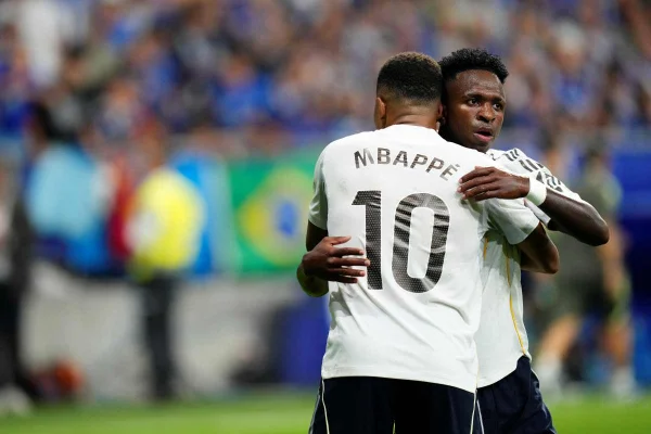 Imagem colorida de Vini Jr e Mbappé - Metrópoles