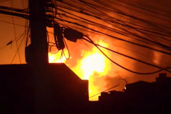 Imagem colorida de incêndio em fábrica de solventes em Itaquaquecetuba - Metrópoles