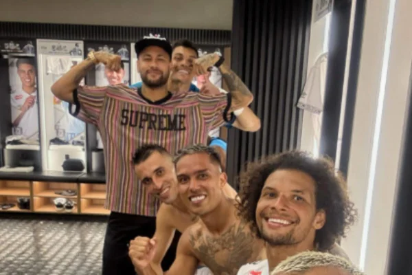 Imagem colorida mostra Neymar imitando o gesto do amigo Gabigol