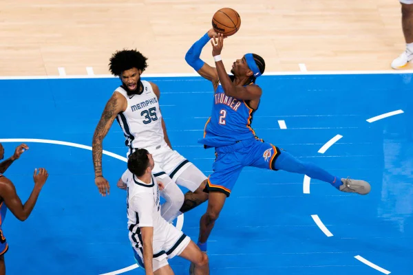 Imagem de Shai Gilgeous-Alexander fazendo arremesso em jogo de Oklahoma City Thunder x Memphis Grizzlies - metrópoles