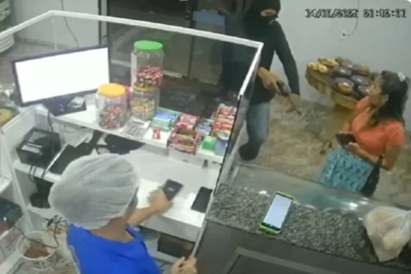 Um assaltante, usando um capuz e armado, invadiu uma padaria e rendeu uma funcionária