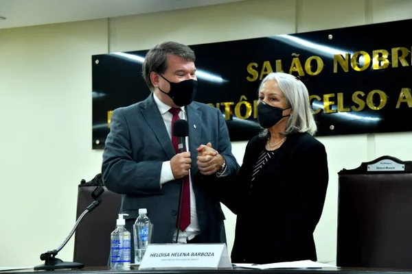 Heloísa Helena Barboza é a primeira mulher a assumir a direção da faculdade de Direito na história da instituição