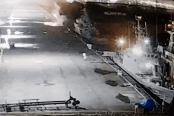 Imagem colorida de uma câmera de segurança mostra um navio colidindo com o Porto de Santos e outras três embarcações - Metrópoles