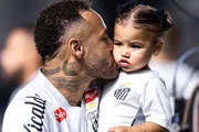 Neymar dá um beijo na filha, Mavie, fruto do casamento com Bruna Biancardi