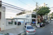 O mesmo imóvel em maio de 2018; um rooftop surge no alto