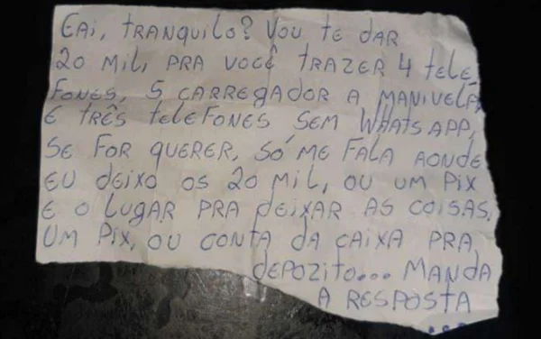 “Vou te dar R$ 20 mil”: em bilhete a policial, preso oferece dinheiro ou PIX por celulares