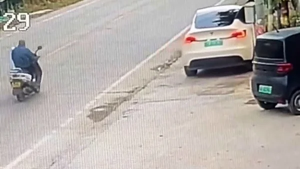 Imagem colorida de carro Tesla nas ruas da China