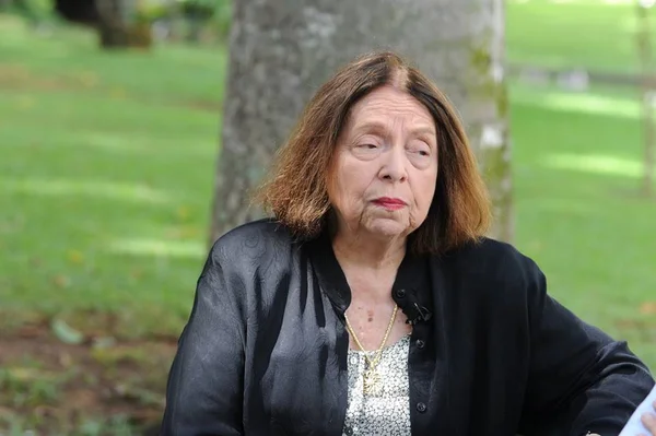 mulher idosa de camisa preta e cabelo curto - metrópoles