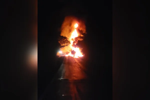 atida entre caminhão-tanque e carreta interdita BR-251 em MG