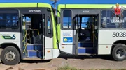 Um ônibus bateu na traseira do outro Um ônibus bateu na traseira do outro