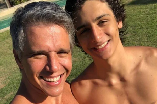 Foto colorida de Marcio Garcia com o filho - Metrópoles