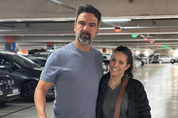 Tadeu Schmidt revela por que usa vestido da esposa após tomar banho