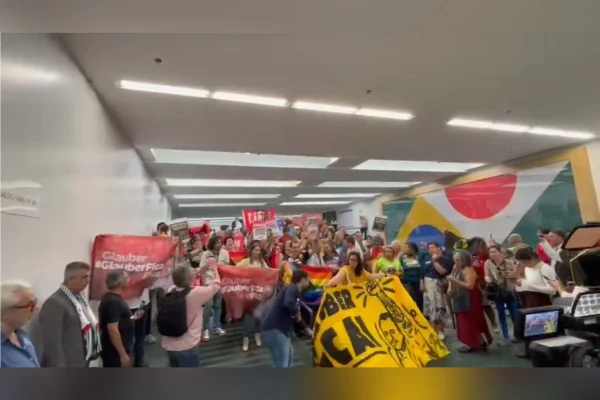 Imagem colorida de protesto na Câmara - Metrópoles