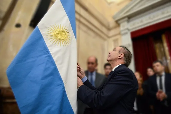 Macri anuncia senador peronista como candidato a vice-presidente