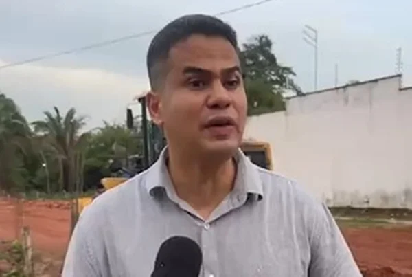 Foto colorida do prefeito Calvet Filho - Metrópoles