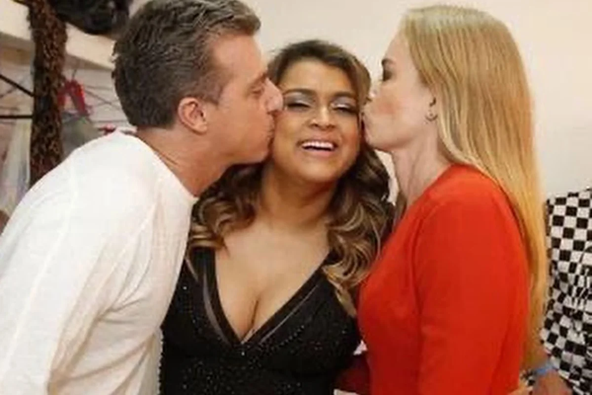 Angélica e Luciano Huck dão beijo na amiga, Preta Gil, que morreuhá 1 ano Angélica e Luciano Huck dão beijo na amiga, Preta Gil, que morreuhá 1 ano