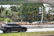 Termômetro marca 40 graus na Avenida Rubem Berta, perto do Ibirapuera