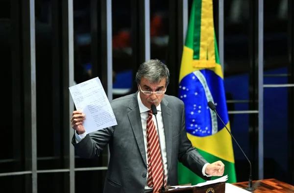 Cardozo prende atenção no plenário do Senado