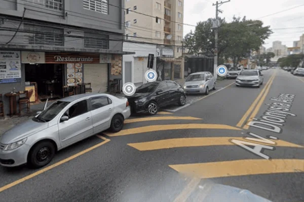 Imagem colorida da rua onde o filho do policial civil foi baleado - Metrópoles