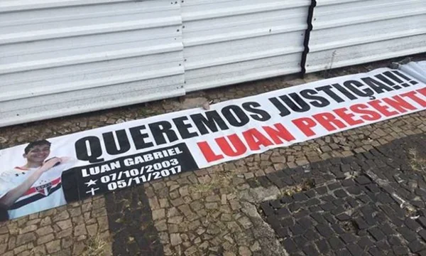 foto colorida de faixa de protesto
