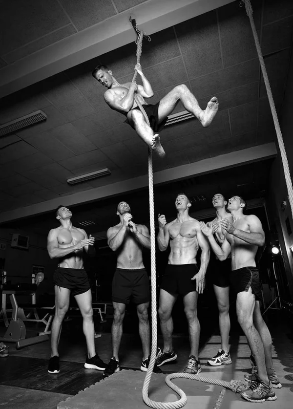 Calendário reúne homens da cidade em prol da saúde sexual