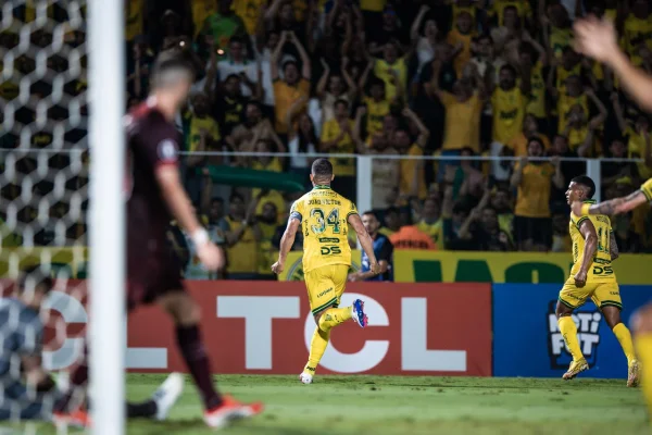 João Victor comemorando o primeiro gol do Mirassol na Libertadores