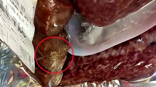 Brasiliense faz vídeo de larvas em pacote de linguiça, no Big Box