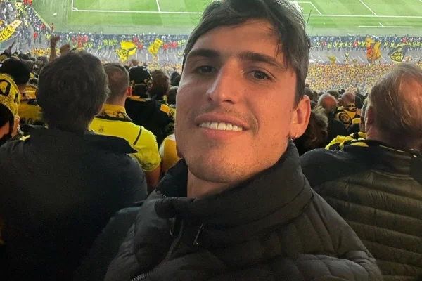Felipe Prior posa para selfie em um estádio - Metrópoles