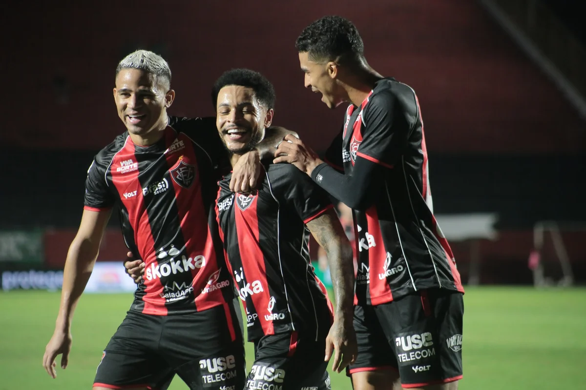 Vitória luta para não cair. Vitória luta para não cair.