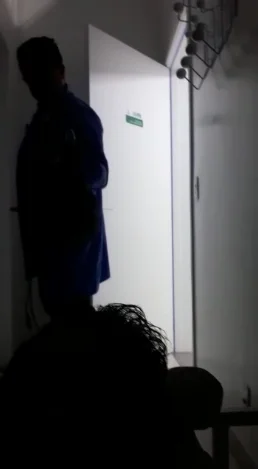 De acordo com o trabalhador, o plantonista o xingou De acordo com o trabalhador, o plantonista o xingou