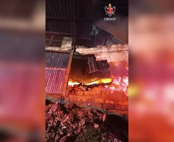 Imagem colorida de incêndio que atingiu galpões em Santa Maria