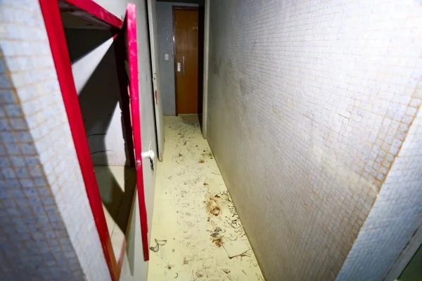 Apartamento da idosa que foi mantida refém