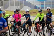 Atletas de ciclismo se preparam para a largada Atletas de ciclismo se preparam para a largada