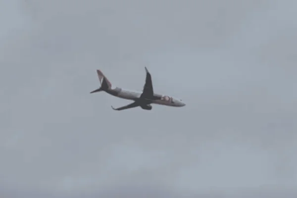 Turbina de avião da Gol solta faíscas durante voo após bater em pássaro