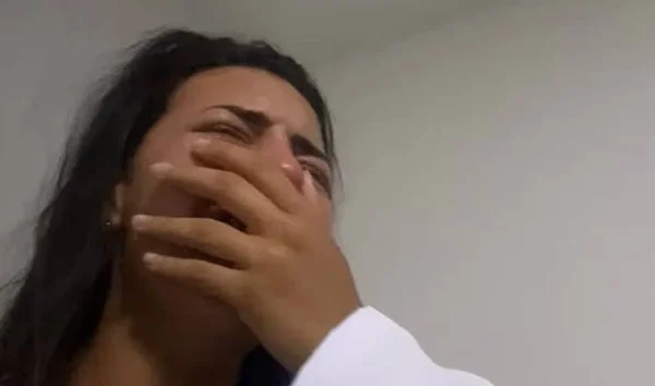 imagem colorida de mulher chorando e com a mão na boca - Metrópoles